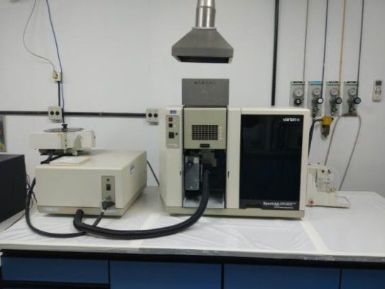 Espectrômetro de Absorção Atômica, com módulos chama, forno de grafite e gerador de hidretos – Varian, mod.  SpectrAA 220